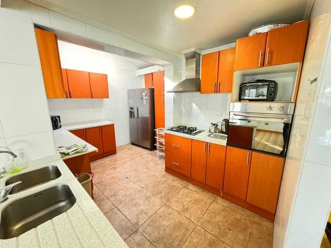 Arriendo de Casa en La Reina, Amplios espacios 3 D/2B / 3 E , Cercano SJVA (63864)