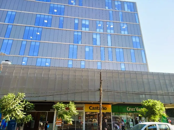 Arriendo de Local Comercial en Independencia, Gran Local en moderno edificio