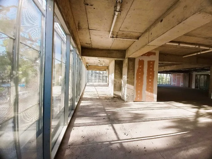 Arriendo de Local Comercial en Independencia, Gran Local en moderno edificio
