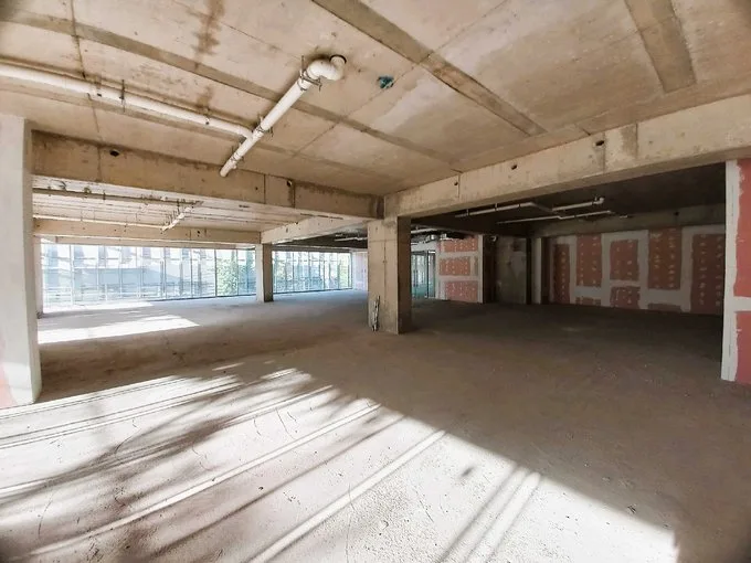Arriendo de Local Comercial en Independencia, Gran Local en moderno edificio