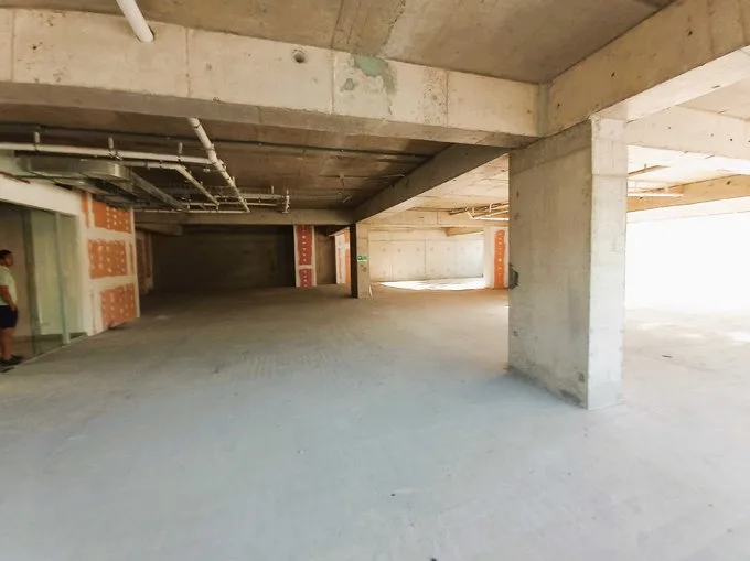Arriendo de Local Comercial en Independencia, Gran Local en moderno edificio