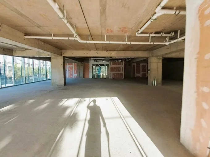 Arriendo de Local Comercial en Independencia, Gran Local en moderno edificio
