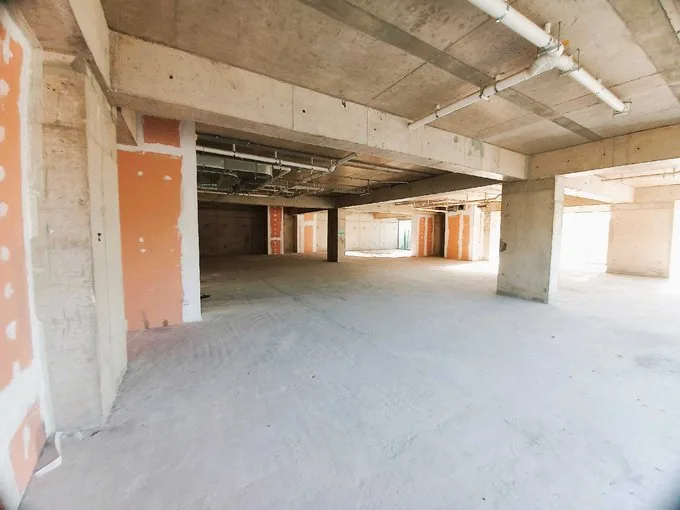 Arriendo de Local Comercial en Independencia, Gran Local en moderno edificio