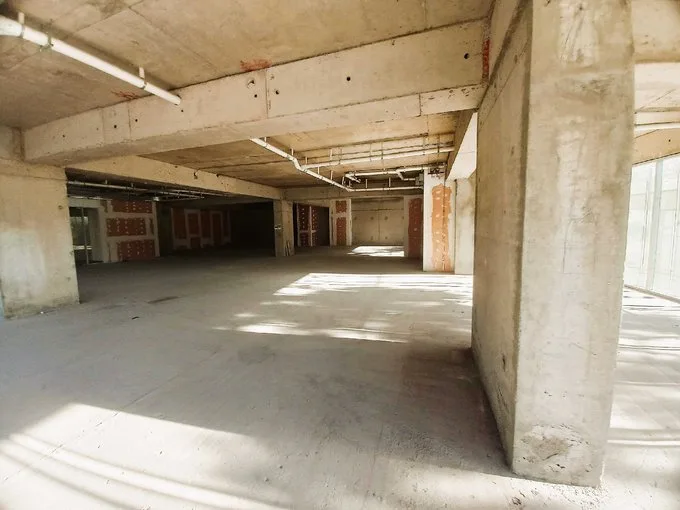 Arriendo de Local Comercial en Independencia, Gran Local en moderno edificio