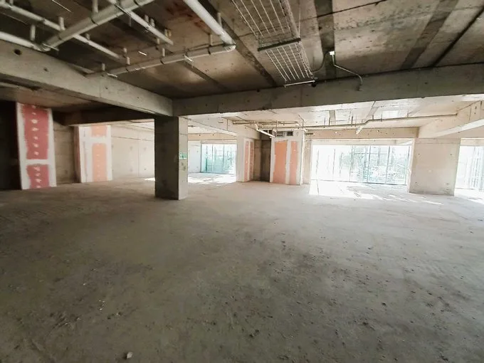 Arriendo de Local Comercial en Independencia, Gran Local en moderno edificio