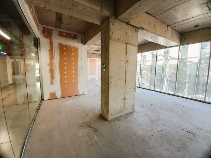 Arriendo de Local Comercial en Independencia, Local Obra gruesa, moderno edificio médico