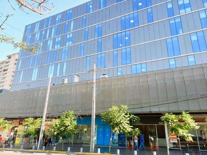 Arriendo de Local Comercial en Independencia, Local Obra gruesa, moderno edificio médico