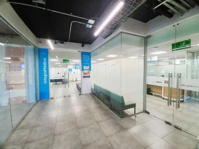 Arriendo de Local Comercial en Independencia, Local Obra gruesa, moderno edificio médico