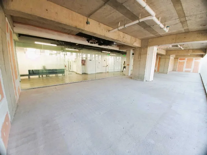 Arriendo de Local Comercial en Independencia, Local Obra gruesa, moderno edificio médico