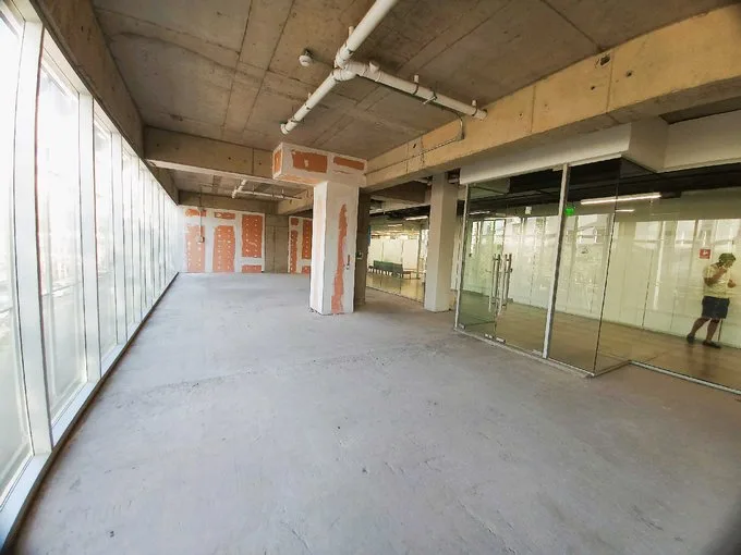 Arriendo de Local Comercial en Independencia, Local Obra gruesa, moderno edificio médico