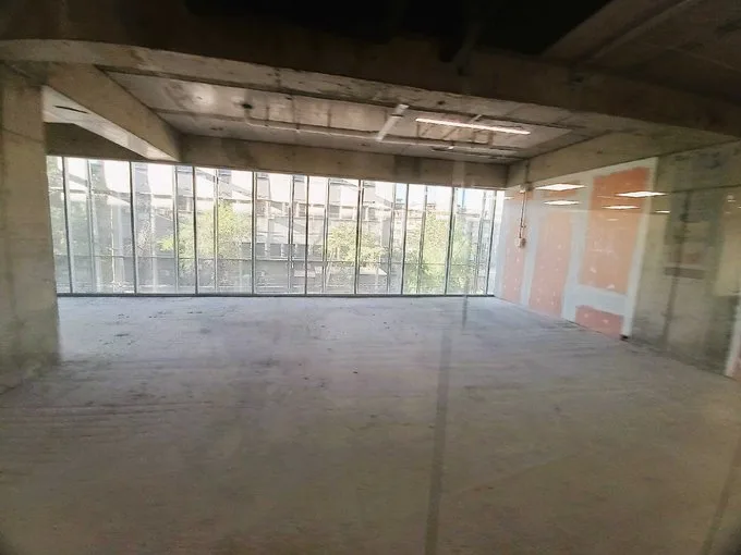 Arriendo de Local Comercial en Independencia, Local Obra gruesa, moderno edificio médico
