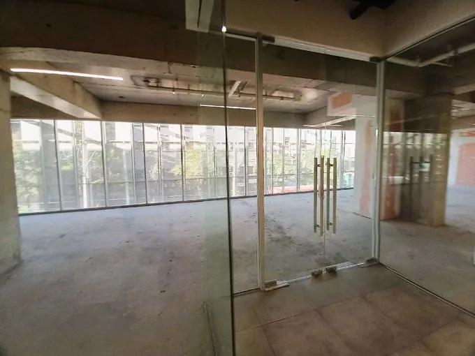 Arriendo de Local Comercial en Independencia, Local Obra gruesa, moderno edificio médico