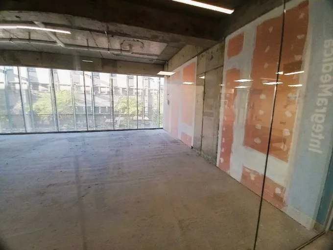 Arriendo de Local Comercial en Independencia, Local Obra gruesa, moderno edificio médico