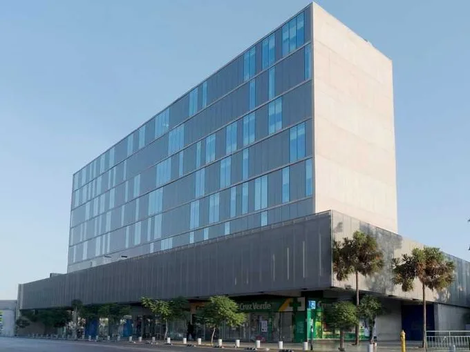 Arriendo de Local Comercial en Independencia, Local Obra gruesa, moderno edificio médico