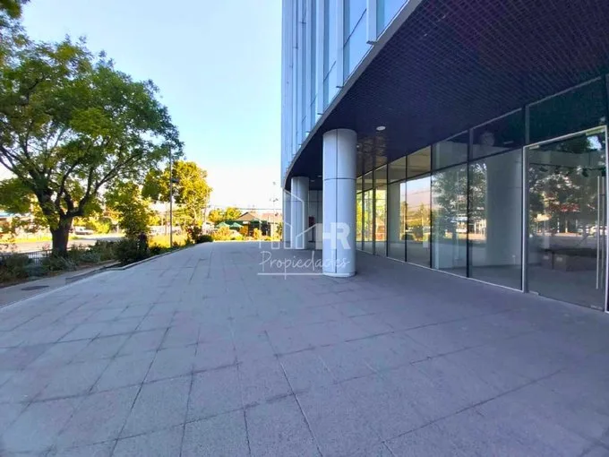 Arriendo de Local Comercial en Las Condes, Alto flujo / Edf. Clínica Sta. María / Metro  (85786)