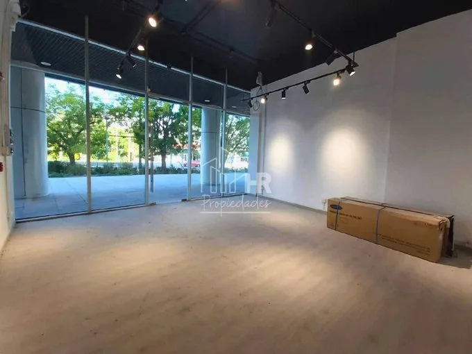 Arriendo de Local Comercial en Las Condes, Alto flujo / Edf. Clínica Sta. María / Metro  (85786)