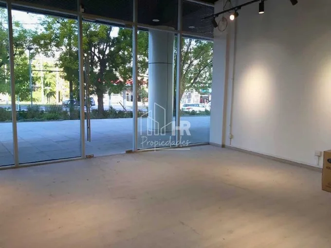 Arriendo de Local Comercial en Las Condes, Alto flujo / Edf. Clínica Sta. María / Metro  (85786)