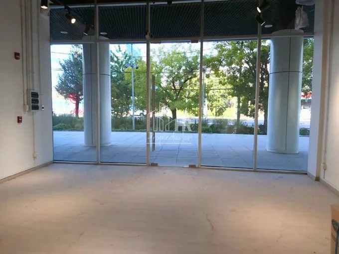 Arriendo de Local Comercial en Las Condes, Alto flujo / Edf. Clínica Sta. María / Metro  (85786)