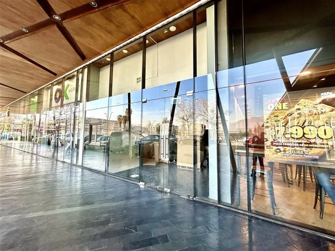 Arriendo de Local Comercial en Lo Barnechea, Avenida La Dehesa con el Rodeo
