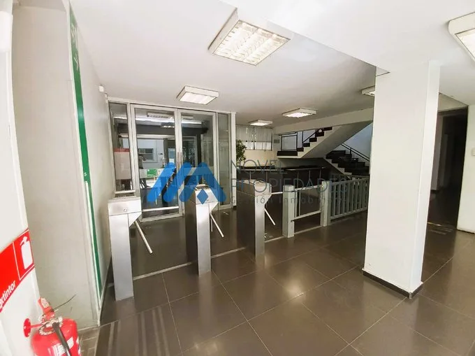 Arriendo de Local Comercial en Santiago, Moderno edificio comercial Amoblado