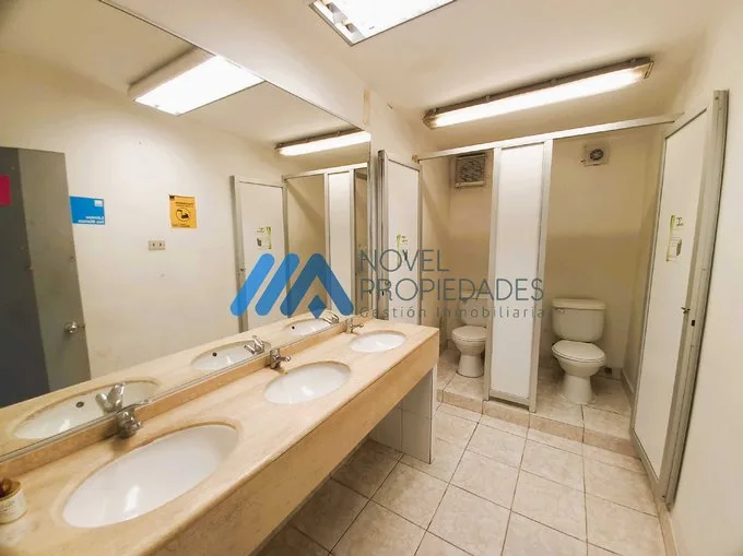 Arriendo de Local Comercial en Santiago, Moderno edificio comercial Amoblado