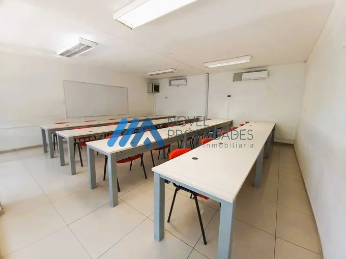 Arriendo de Local Comercial en Santiago, Moderno edificio comercial Amoblado