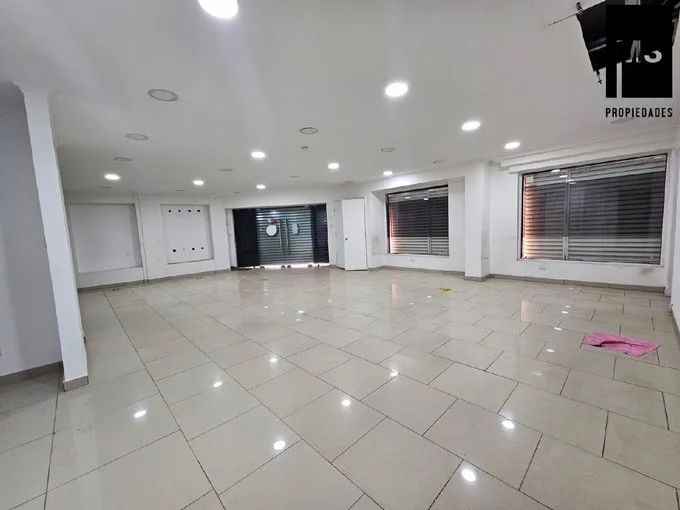 Arriendo de Local Comercial en Santiago, Santa Rosa / Metro Santa Lucia
