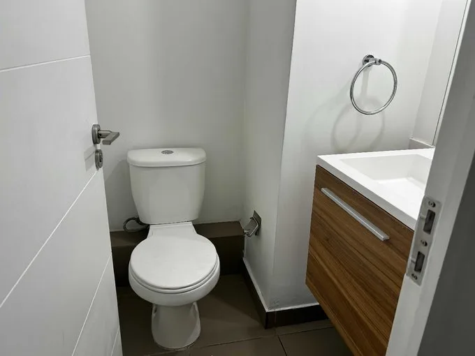 Arriendo de Oficina en Las Condes, Edificio de Lujo, Recep.1Privado, 1Estac (98795)