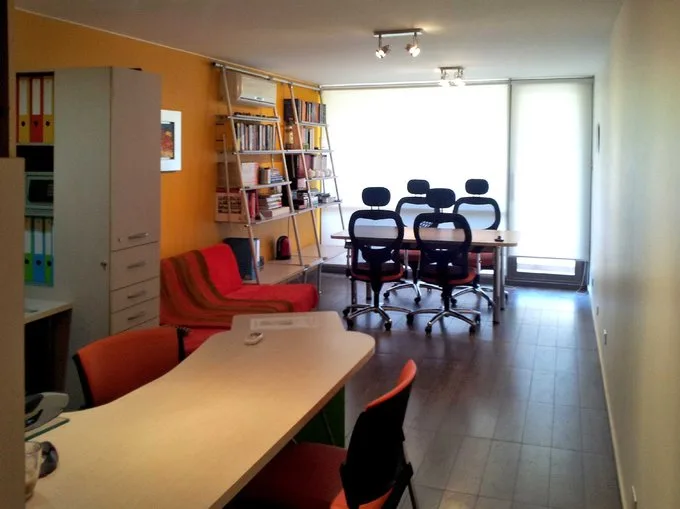 Arriendo de Oficina en Providencia, 1 privado – 1 baño – Kitchenette – Terraza (87413)