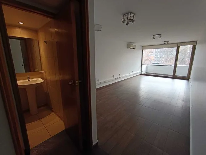 Arriendo de Oficina en Providencia, 1 privado – 1 baño – Kitchenette – Terraza (87413)