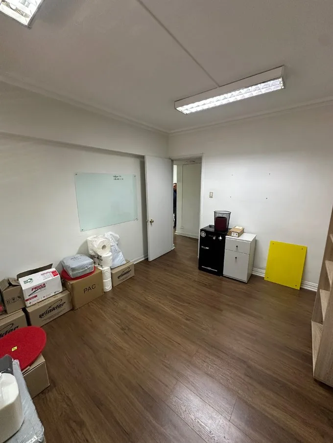 Arriendo de Oficina en Providencia, Oficina a pasos del metro 8Privados (120075)