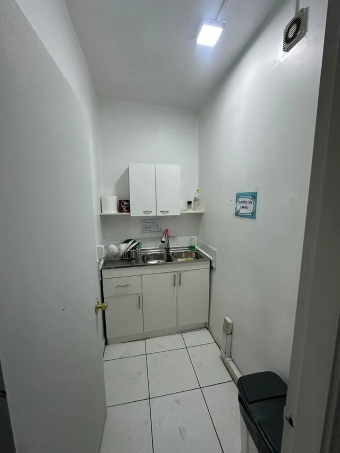Arriendo de Oficina en Providencia, Oficina a pasos del metro 8Privados (120075)