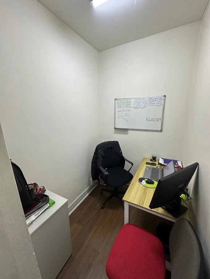 Arriendo de Oficina en Providencia, Oficina a pasos del metro 8Privados (120075)
