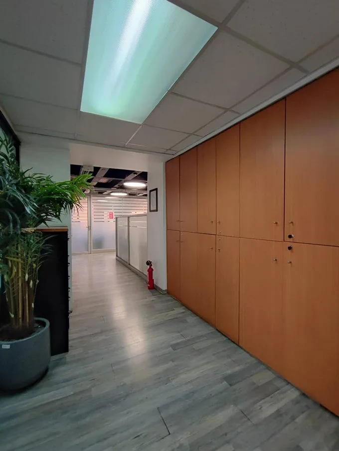 Arriendo de Oficina en Providencia, Oficina con 6 privados, 2 salas, 6 baños (79069)