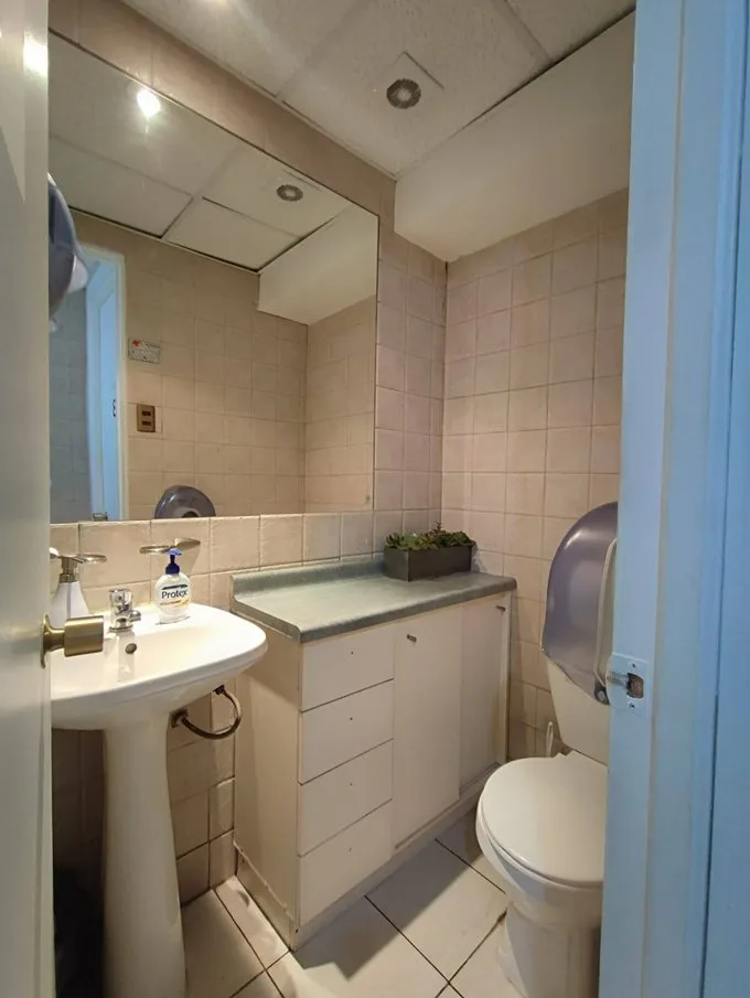 Arriendo de Oficina en Providencia, Oficina con 6 privados, 2 salas, 6 baños (79069)