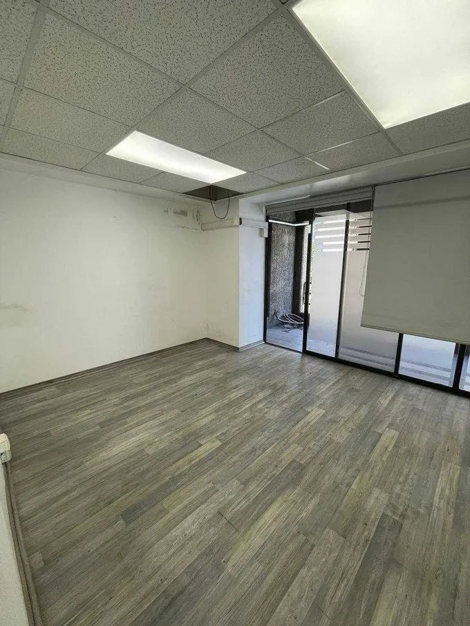 Arriendo de Oficina en Providencia, Oficina con 6 privados, 2 salas, 6 baños (79069)