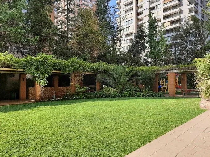 Arriendo de Departamento en Las Condes, Luminoso Departamento en Entorno Tranquilo (129983)