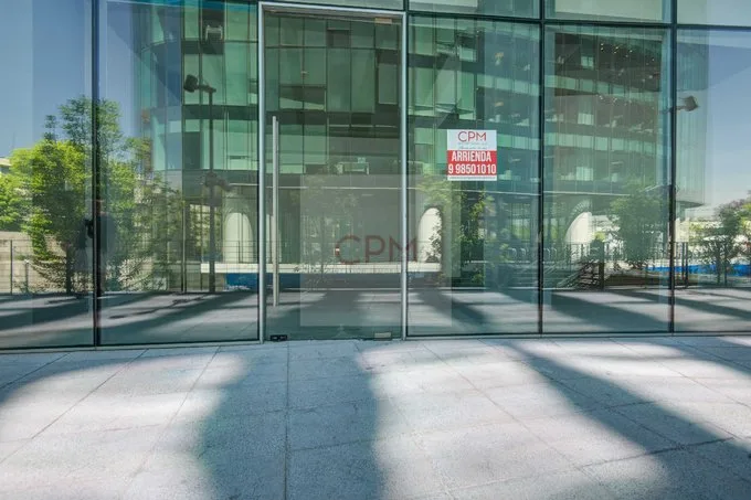 Arriendo de Local Comercial en Las Condes, Arrienda amplio Local Comercial + Baño/Estac.