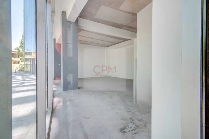 Arriendo de Local Comercial en Las Condes, Arrienda amplio Local Comercial + Baño/Estac.