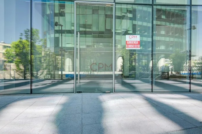 Arriendo de Local Comercial en Las Condes, Arrienda amplio Local Comercial + Baño/Estac.