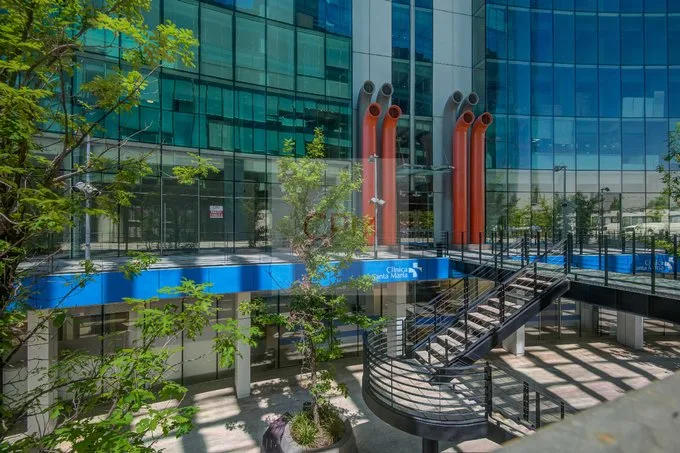 Arriendo de Local Comercial en Las Condes, Arrienda amplio Local Comercial + Baño/Estac.