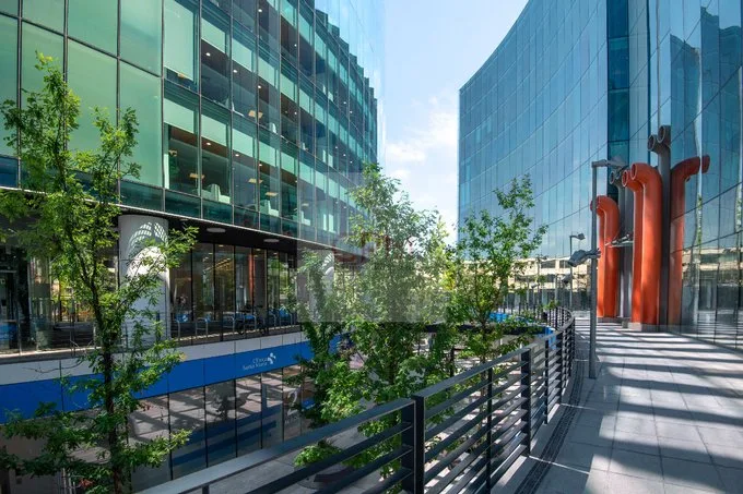 Arriendo de Local Comercial en Las Condes, Arrienda amplio Local Comercial + Baño/Estac.