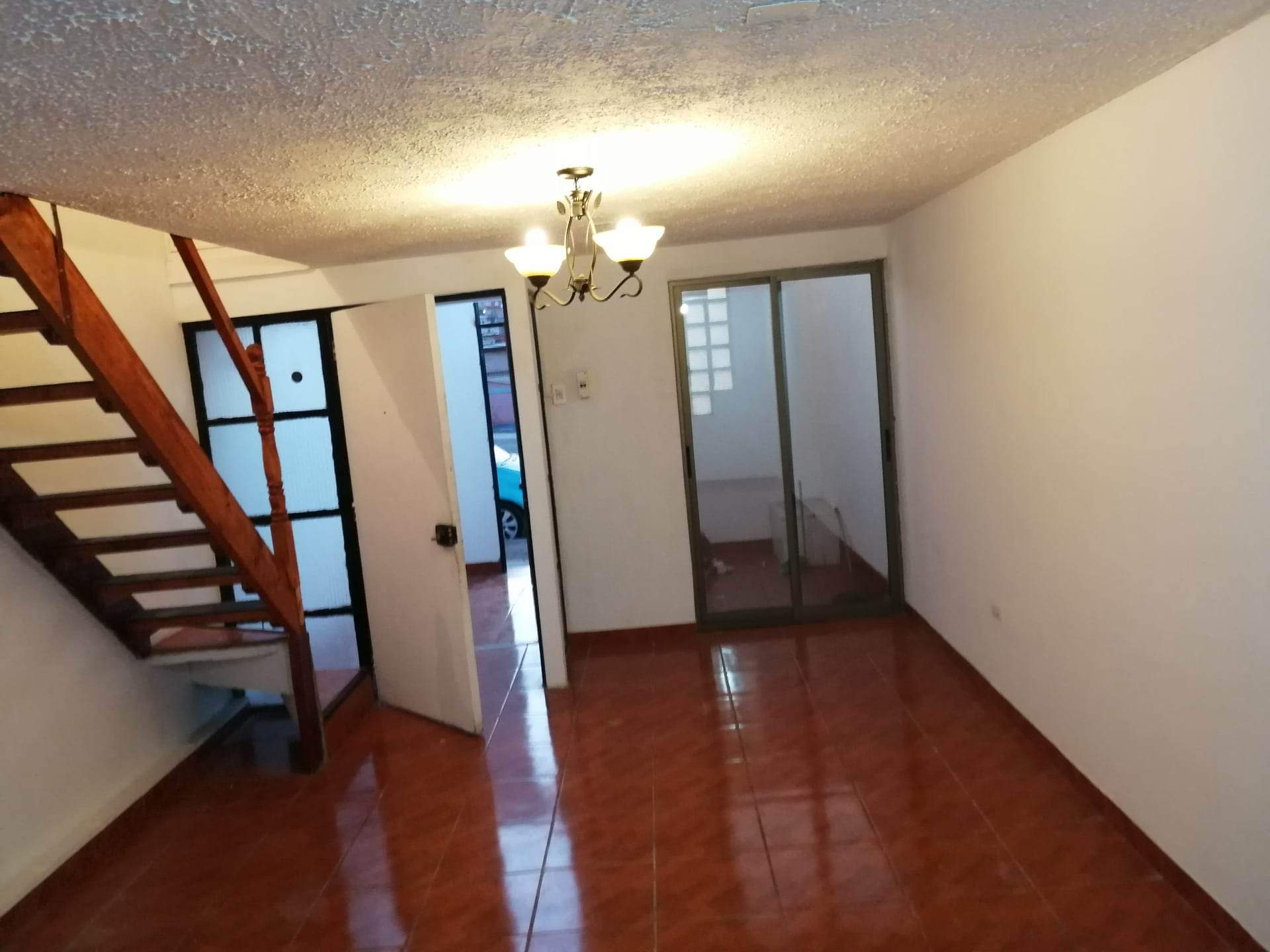 Se arrienda casa en Av las Pesqueras, dos pisos, 2 dormitorios, 1 baño, lavanderia, cocina, sin est