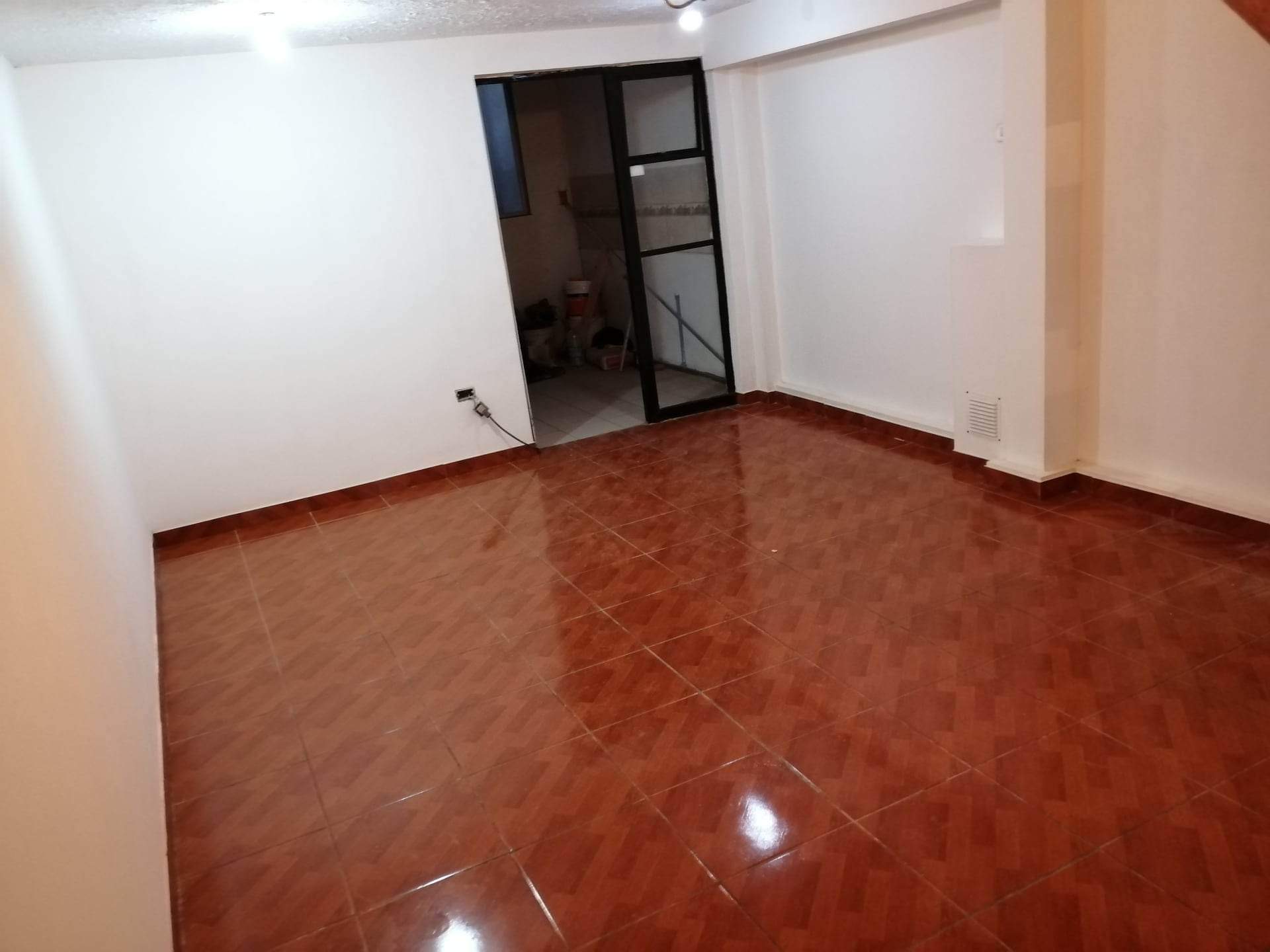 Se arrienda casa en Av las Pesqueras, dos pisos, 2 dormitorios, 1 baño, lavanderia, cocina, sin est