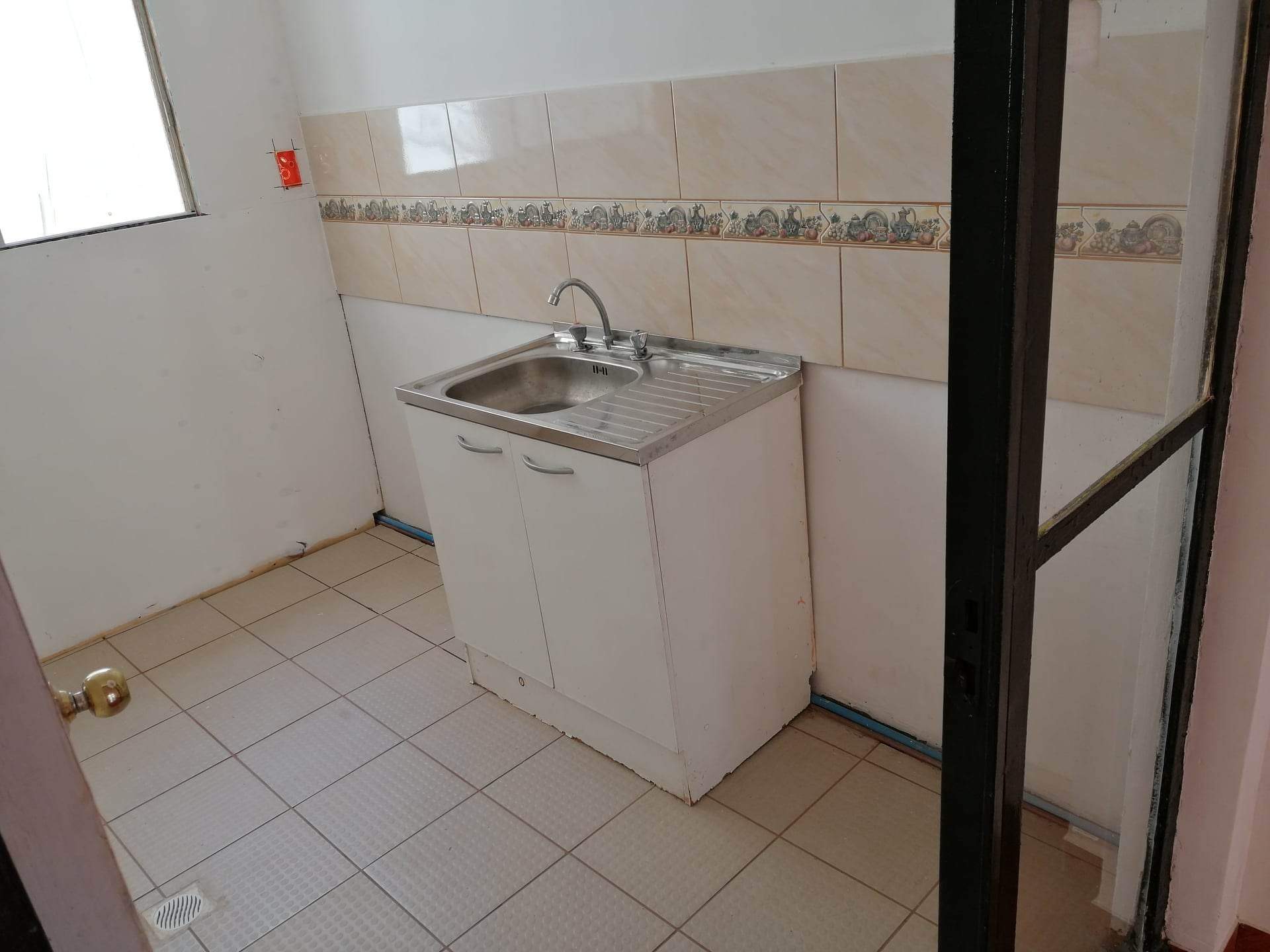 Se arrienda casa en Av las Pesqueras, dos pisos, 2 dormitorios, 1 baño, lavanderia, cocina, sin est