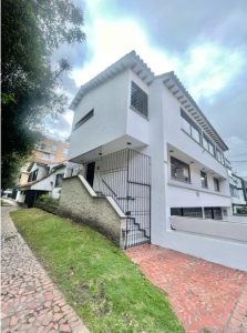 casa esquinera dos niveles barrio santa barbara