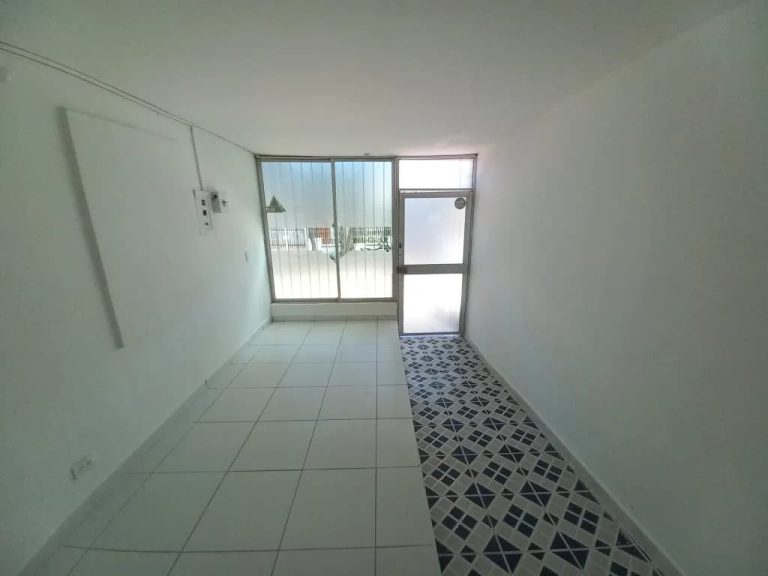 Casa de dos pisos en arriendo en barrio La Francia