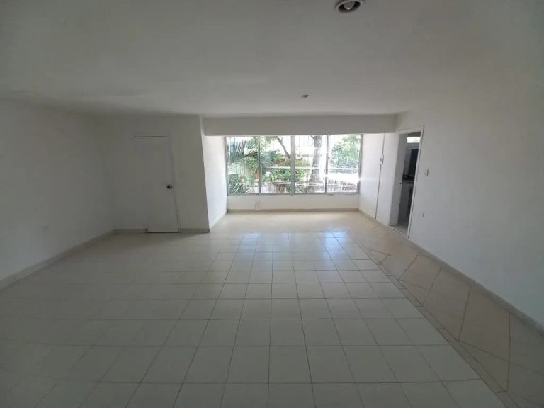 Casa de dos pisos en arriendo en barrio La Francia