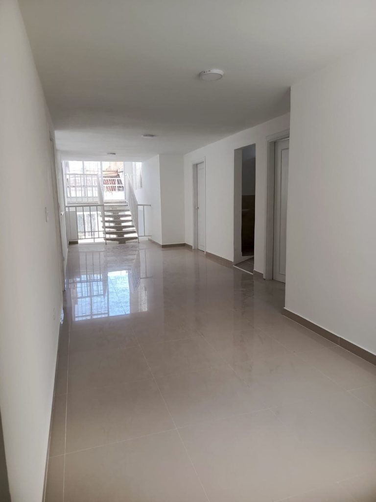 Casa con local en arriendo en La Cuarenta