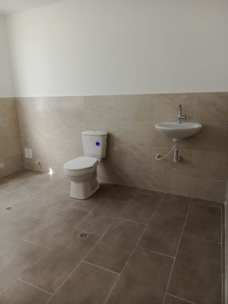 Casa con local en arriendo en La Cuarenta